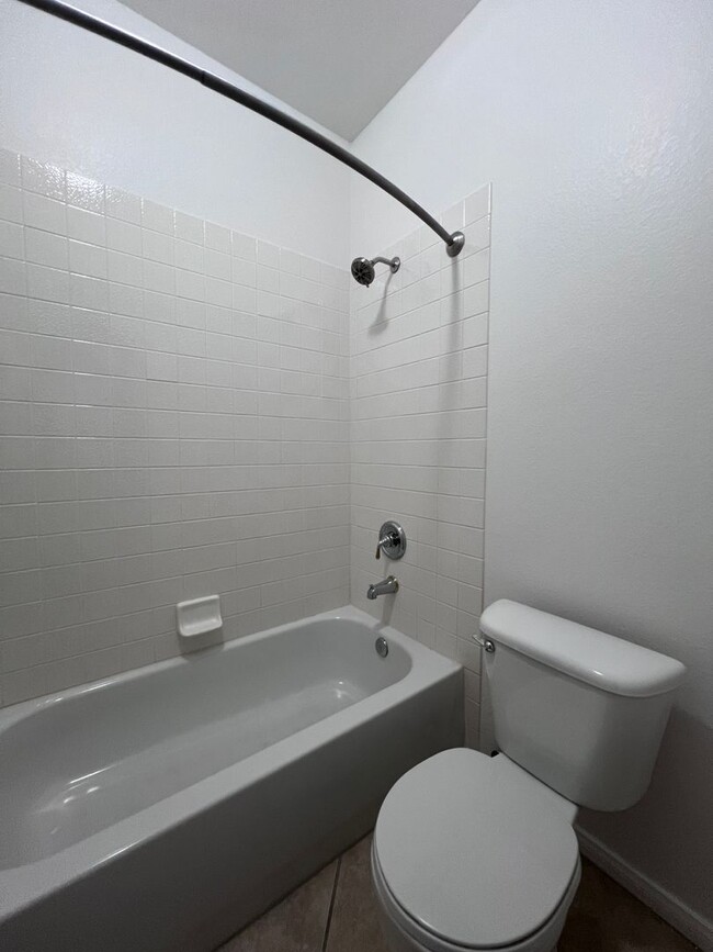 Building Photo - Stunning 4-Bed 3 Car Garage Gated Single S...