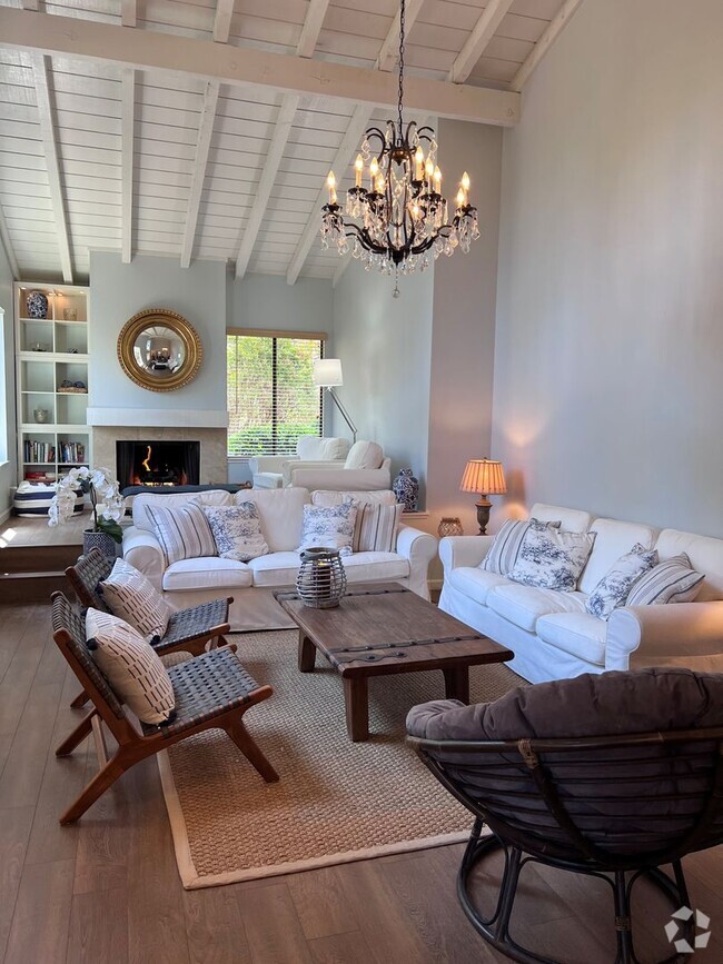 Building Photo - Fully-furnished Sleek 2-bedroom, 2-bathroo...