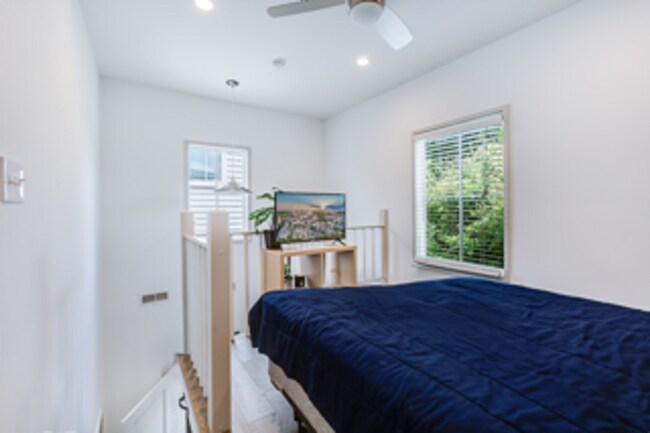 Building Photo - Modern Downtown Home!