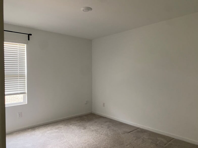 Building Photo - 14174 Inglebert St