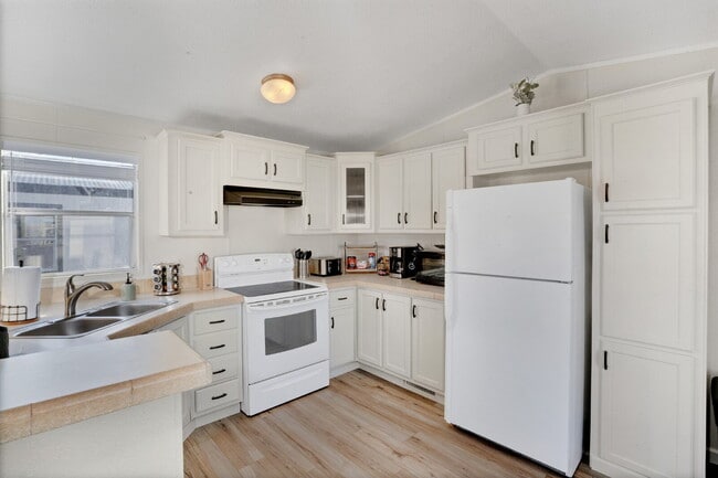 Building Photo - Modern Furnished 2 Bed/2 Bath Home • Laundry • Internet Included