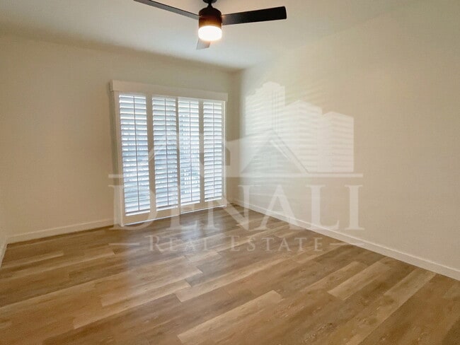 Building Photo - 3242 E Camelback Rd