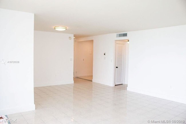 Building Photo - 1 br, 2 bath  - 5750 Collins Ave # 12
