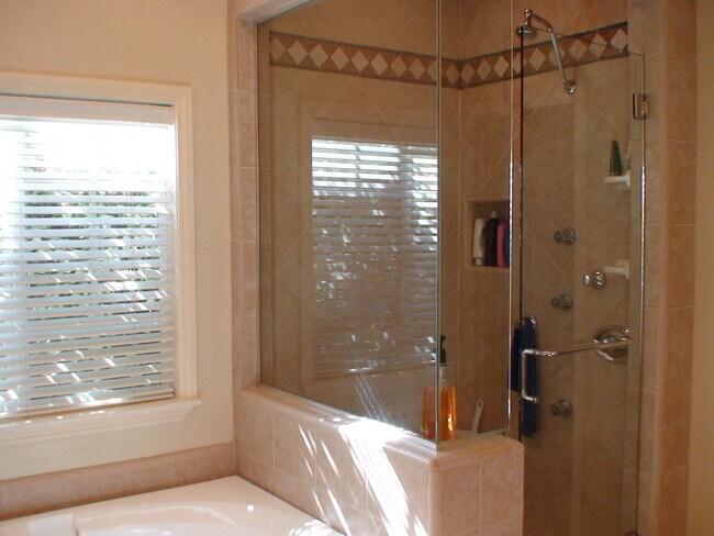 Building Photo - 14320 Hortense St