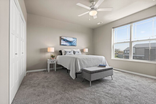 Building Photo - Very Large/Spacious 1-Bedroom/1.5-Bath, unit 104