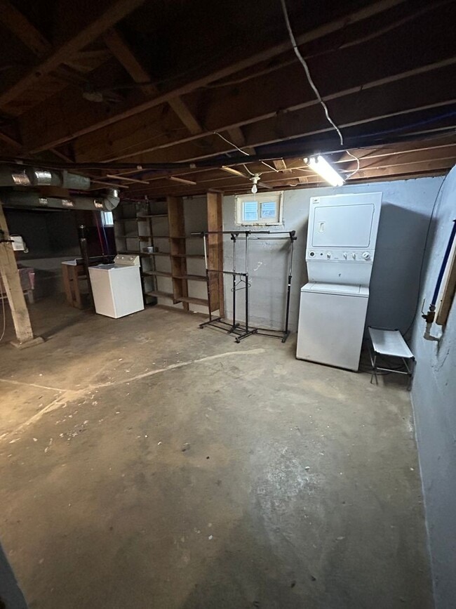 Building Photo - 3 Story Home Available Now Near Campus!