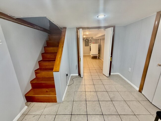 Building Photo - SPACIOUS & MODERN 3 BED/1.5 BA HOUSE w/ Central AC-HARDWOOD Flooring-WASHER/DRYER & Rear PATIO in...