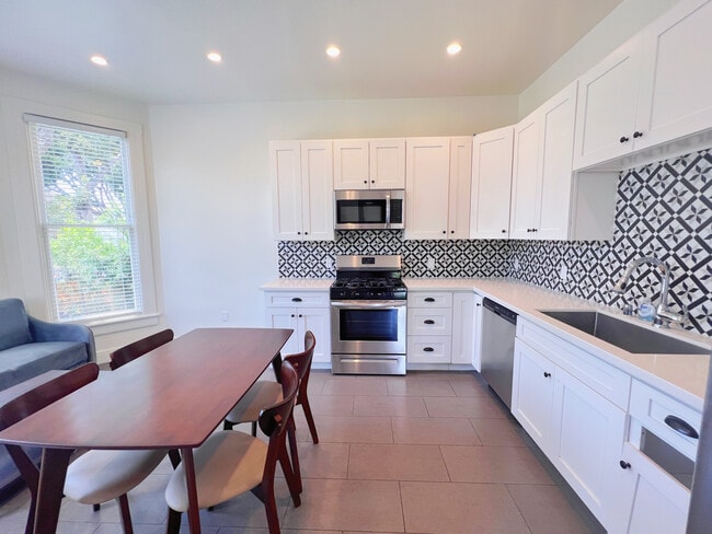 Building Photo - 1301 W 22nd St