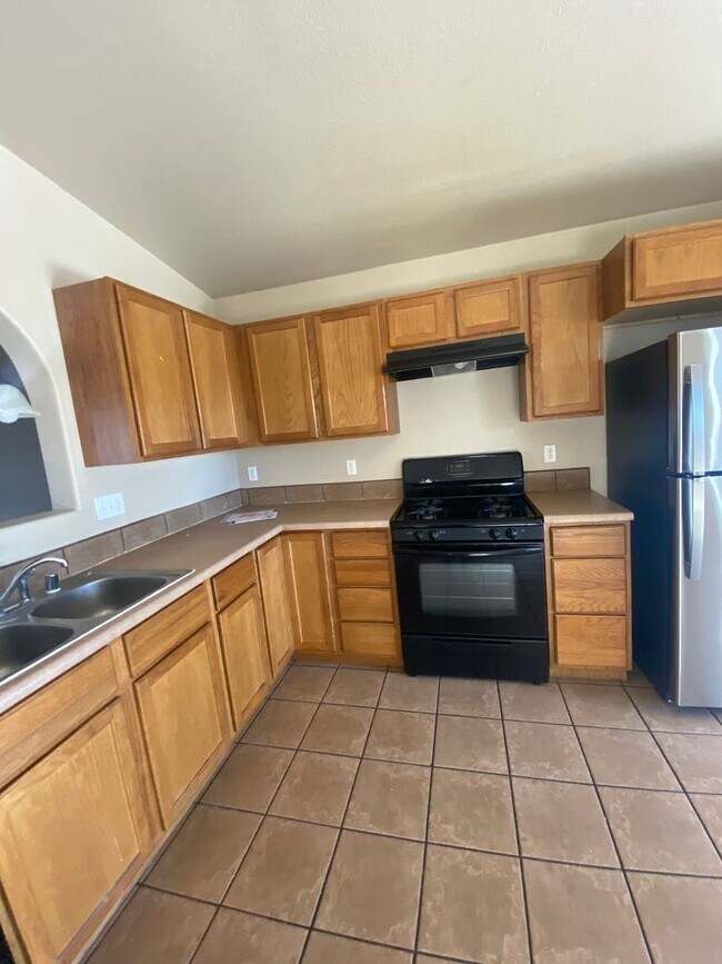 Building Photo - 4 Bedroom, 2 Bathroom House Available Now!