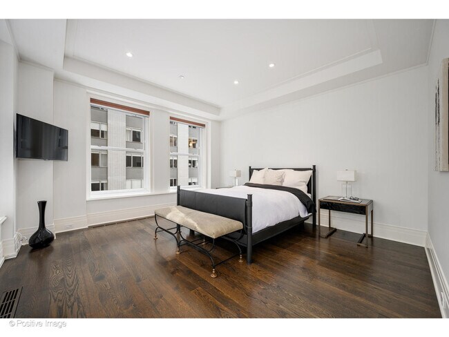 Building Photo - 159 E Walton Pl