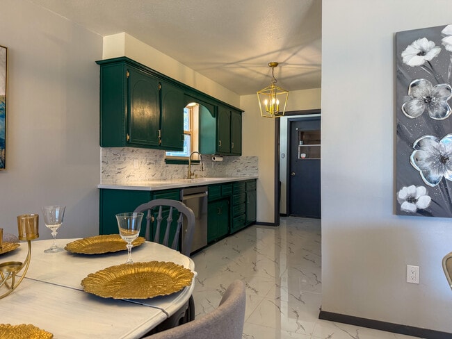 Building Photo - 1518 Cinderella Ave