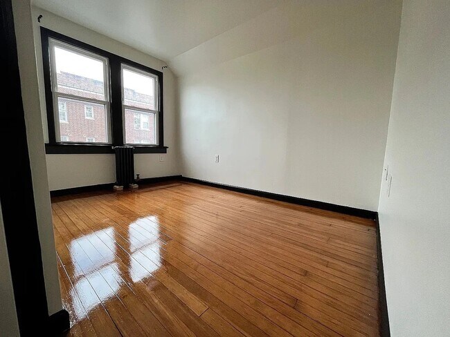 Building Photo - 10 Fairview Pl