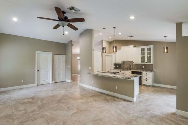 Building Photo - 2713 Yarmouth Dr