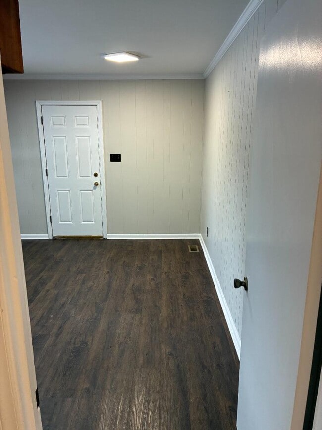 Building Photo - 803 Crawford St S