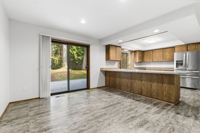 Building Photo - Spacious Bainbridge Island Home