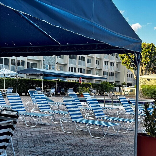 Building Photo - 215 SE 3rd Ave