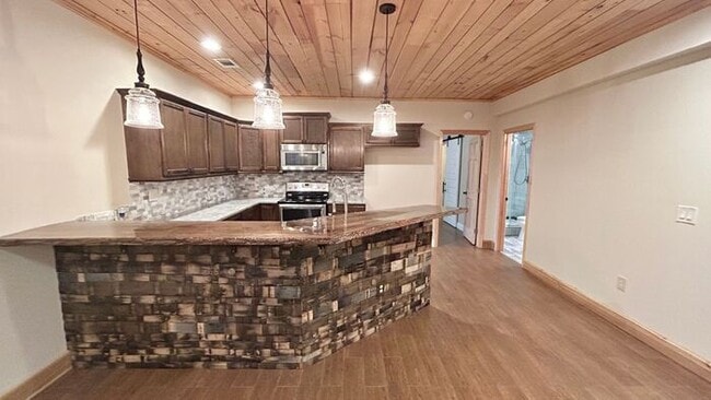 Building Photo - Stunning Cumming Executive Home, Hand Scraped Hardwoods, Custom Upgrades!