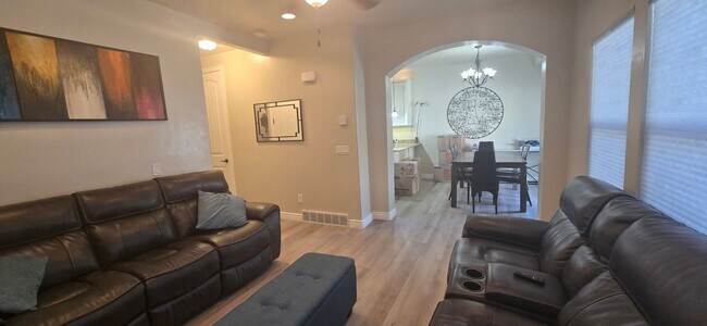 Building Photo - Beautiful 3 Bed 3.5 Bath in Riverton!!