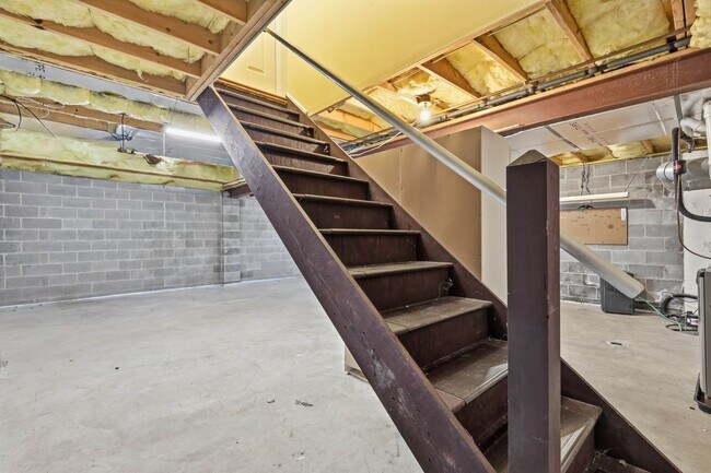 Building Photo - 472 Hillside Dr