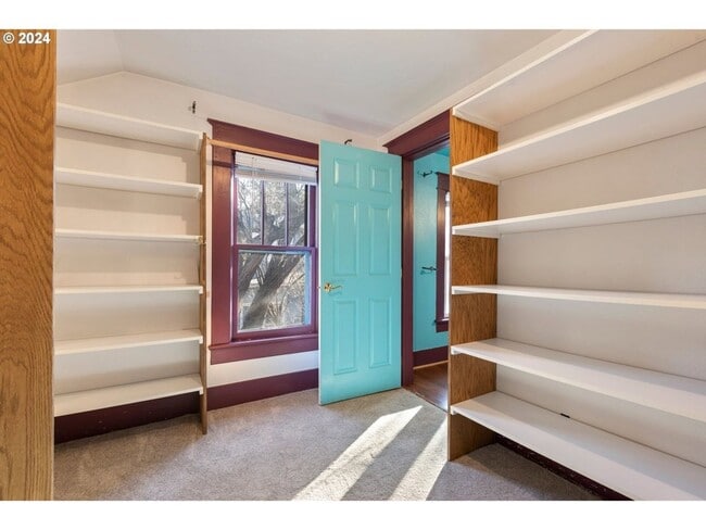 Building Photo - Gorgeous Upscale 4 bed 2 bath
