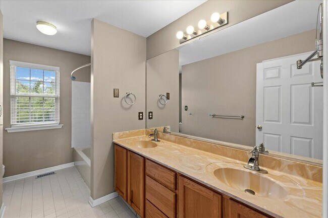 Building Photo - 49 Equestrian Dr