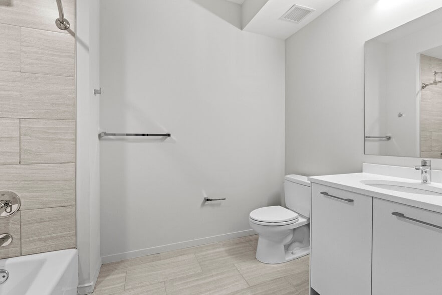 Building Photo - 42 E Huron St