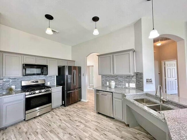 Building Photo - 2526 Lake Dale Ln