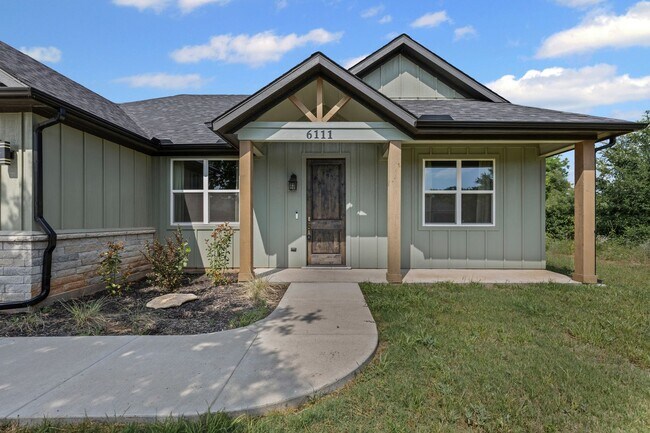 Building Photo - Grand in Granbury!