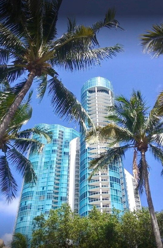 Las Olas RiverHouse - 333 Las Olas Way