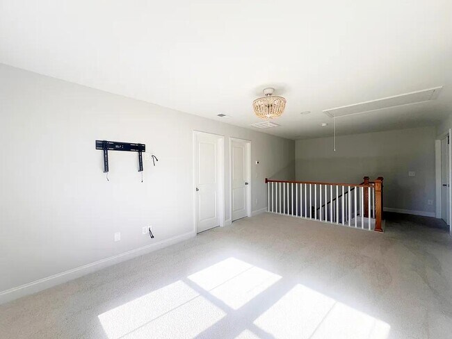 Building Photo - 1105 Cortland Vly