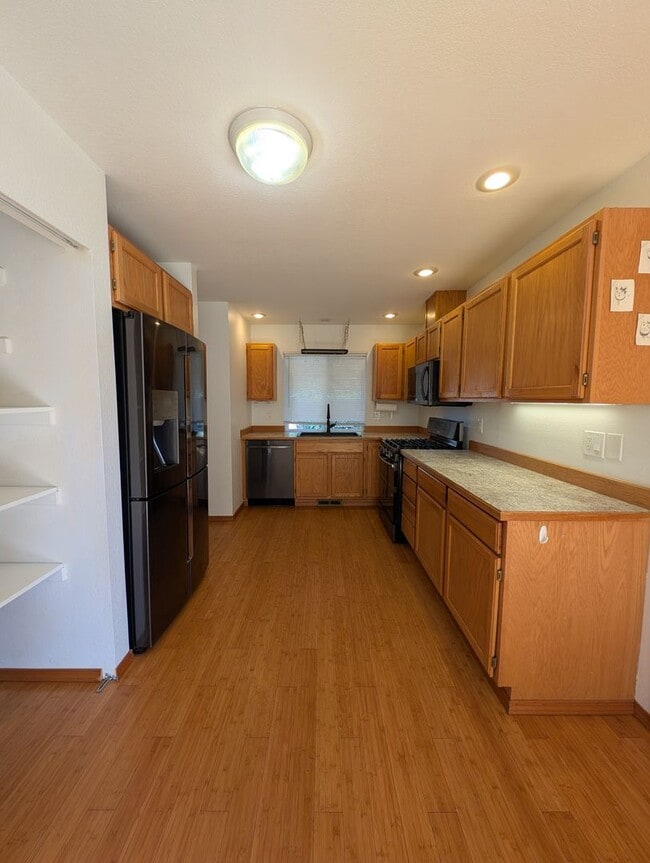 Building Photo - Well Maintained PO 3 Bedroom, HUGE FENCED ...
