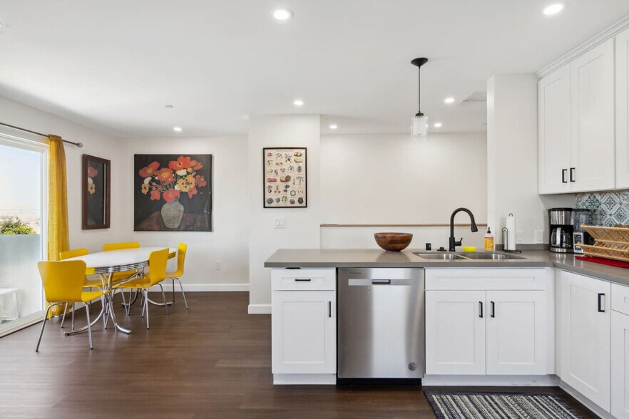 Building Photo - 721 E 22nd St