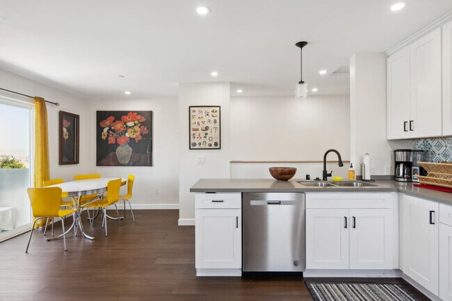 Building Photo - 721 E 22nd St