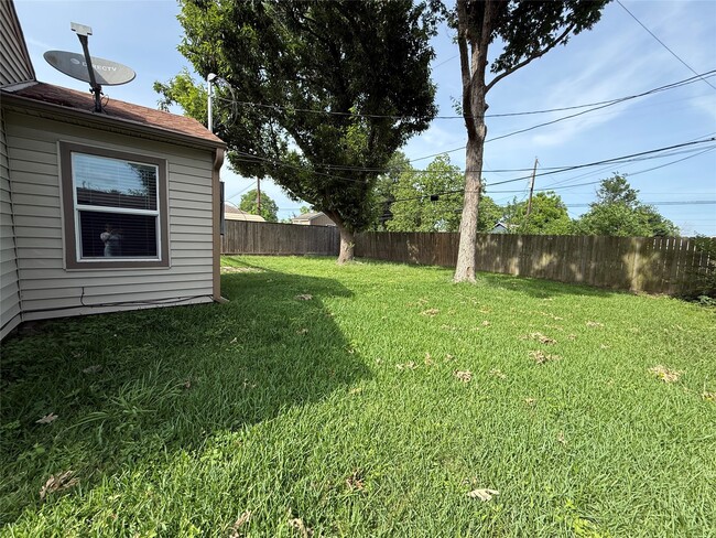 Building Photo - 1807 Firwood Dr