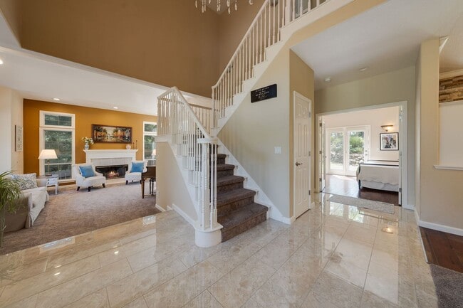 Building Photo - Luxury 4BR Home with Pool & Outdoor Kitche...