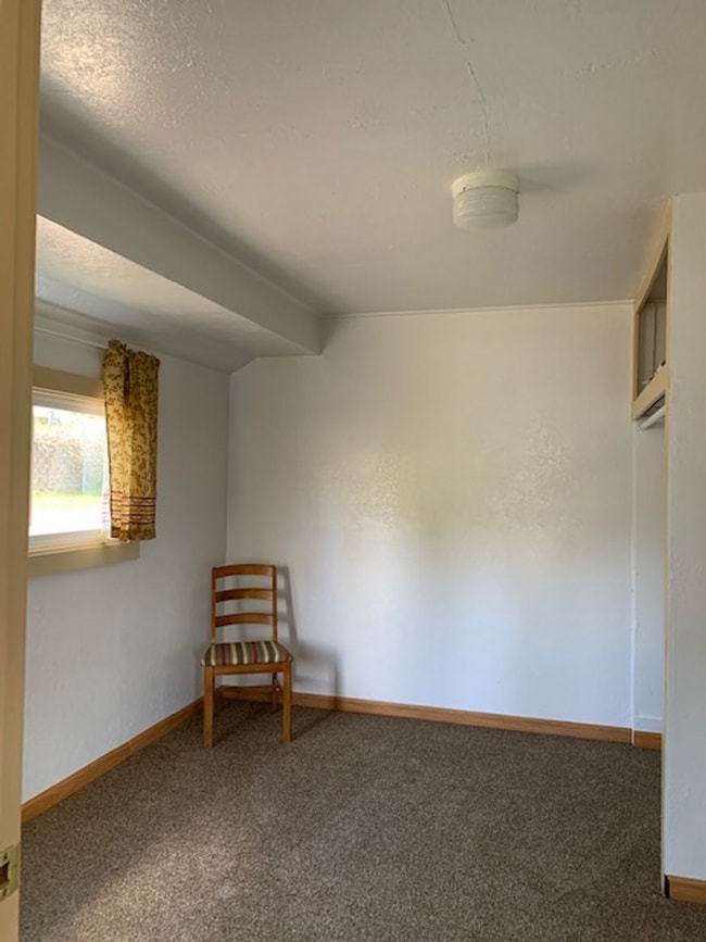 Building Photo - Cute 1 bedroom Cottage on large lot