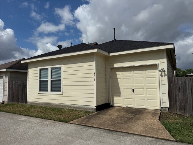 Building Photo - 4030 Mossy Pl Ln