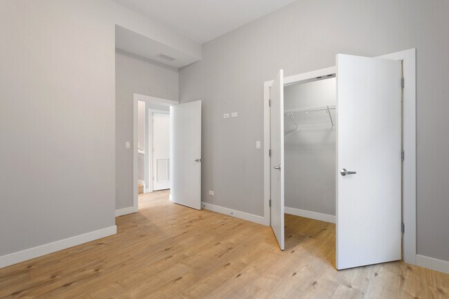 Building Photo - 2518 W Addison St