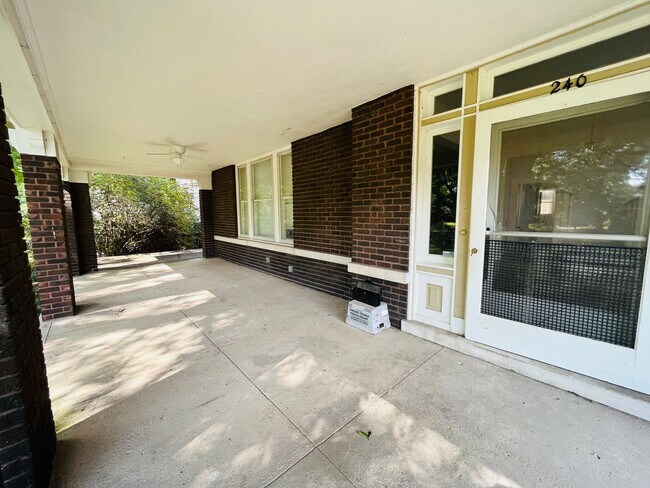 Building Photo - Central Gardens home with 4BR/2ba up w off...