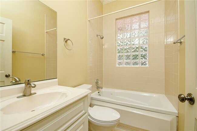 Building Photo - 327 4th St NE