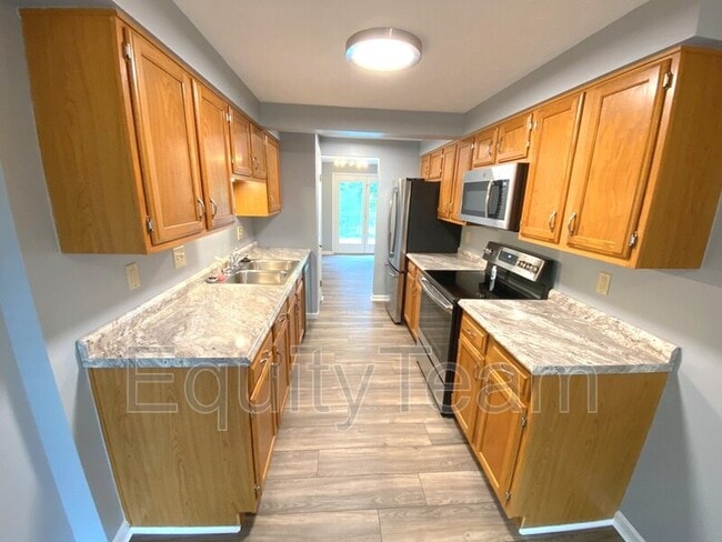 Building Photo - 812 Woodlyn Dr S
