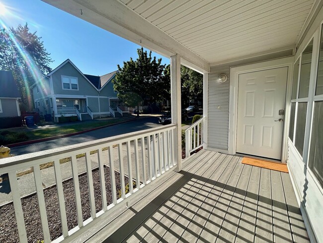 Building Photo - New Holly Townhouse