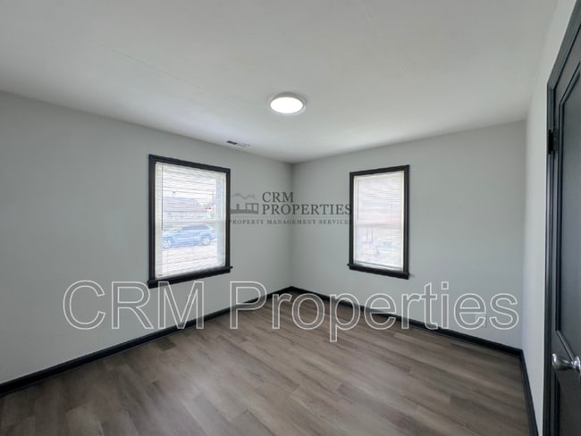 Building Photo - 1034 E Elm St