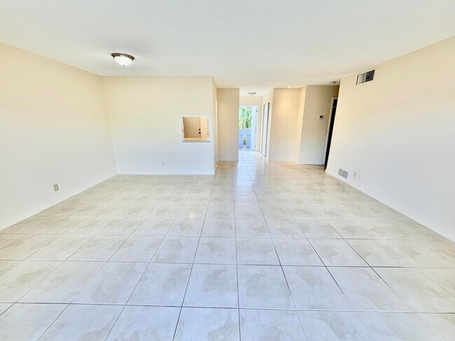 Building Photo - 1000 NE 14th Ave