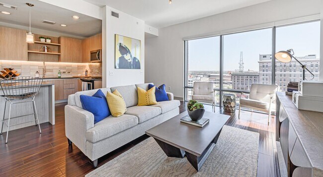 Building Photo - Luxury Living - Get 1 Month Free!