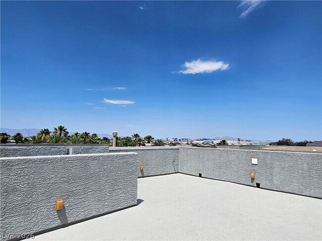Building Photo - 8016 Carpenter Creek Ave