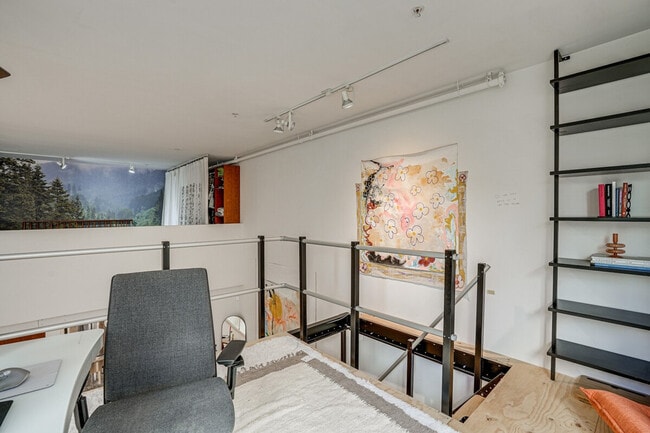 Building Photo - 661 5th St