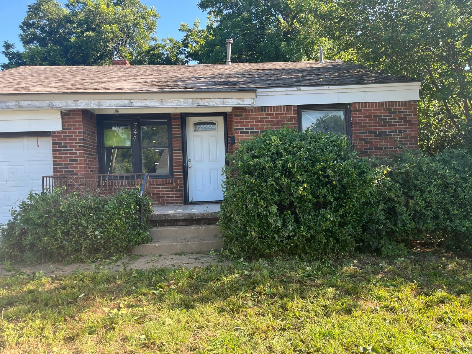 Building Photo - 725 E Eubanks St