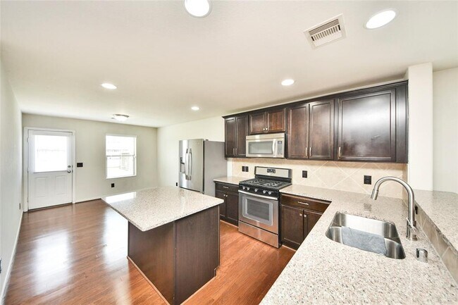 Building Photo - 5710 Camelia Evergreen Ln