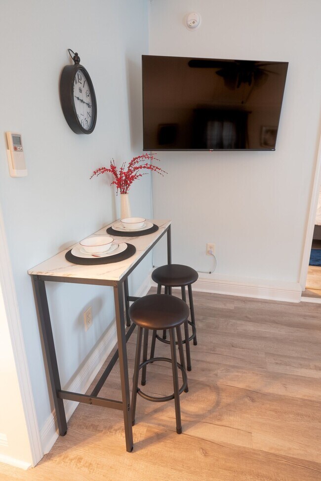 Building Photo - 4010 Laurel St